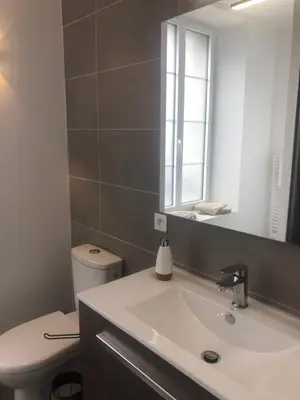 Salle de bains dans l'établissement L'Otentik Restaurant Chambres d'Hôtes