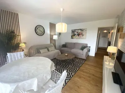 Coin salon dans l'établissement Bénodet : Superbe T2 rénové à 100m de la plage, parking inclus - FR-1-481-90