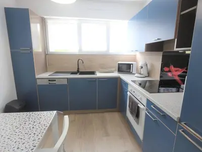 Cuisine ou kitchenette dans l'établissement Bénodet : Superbe T2 rénové à 100m de la plage, parking inclus - FR-1-481-90