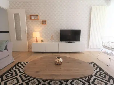 Télévision ou salle de divertissement dans l'établissement Bénodet : Superbe T2 rénové à 100m de la plage, parking inclus - FR-1-481-90