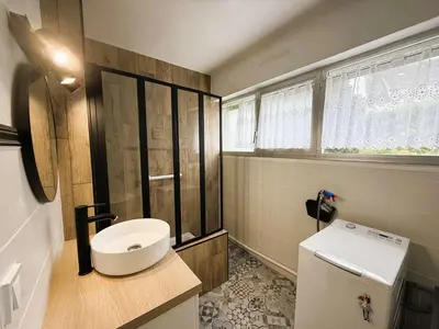 Salle de bains dans l'établissement Bénodet : Superbe T2 rénové à 100m de la plage, parking inclus - FR-1-481-90
