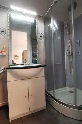 Salle de bains dans l'établissement Appartement cosy Roscoff 50 m plage thalasso WIFI PARKING