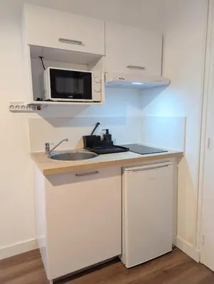Cuisine ou kitchenette dans l'établissement Studio Cosy, entre Abers & Plages, proche du GR34
