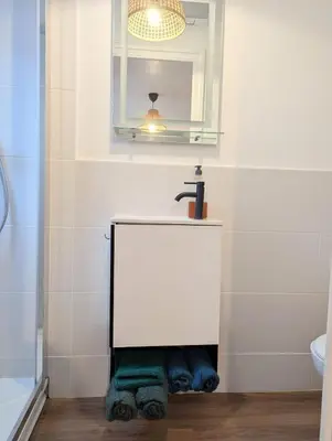 Salle de bains dans l'établissement Studio Cosy, entre Abers & Plages, proche du GR34