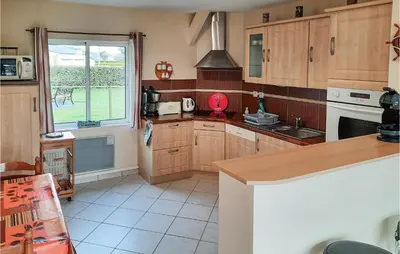 Cuisine ou kitchenette dans l'établissement Cozy Home In Kerlouan With Wifi