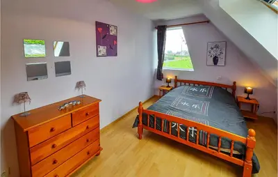 Un ou plusieurs lits dans un hébergement de l'établissement Cozy Home In Kerlouan With Wifi