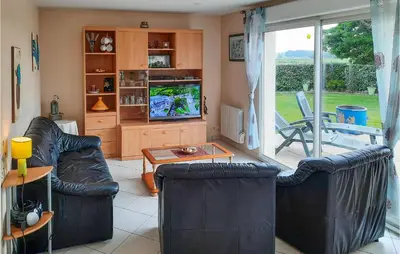 Télévision ou salle de divertissement dans l'établissement Cozy Home In Kerlouan With Wifi