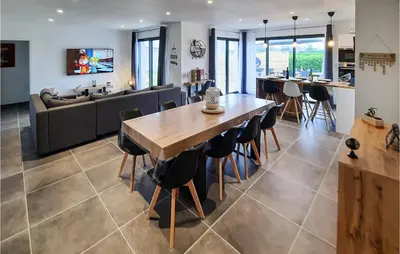 Cuisine ou kitchenette dans l'établissement 3 Bedroom Awesome Home In Plouguerneau