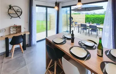 Restaurant ou autre lieu de restauration dans l'établissement 3 Bedroom Awesome Home In Plouguerneau