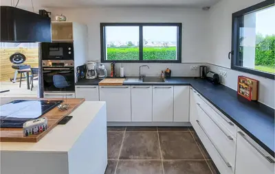 Cuisine ou kitchenette dans l'établissement 3 Bedroom Awesome Home In Plouguerneau