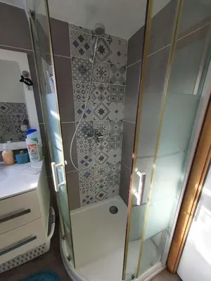 Salle de bains dans l'établissement Penty bigouden 18ème classé 2** jardin en ville