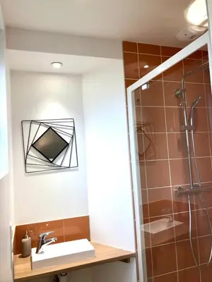 Salle de bains dans l'établissement Nouveau: La cabine du bout du monde - Petit Minou - : votre pied-à-terre breton haut standing [PL01]