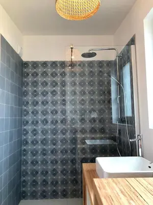 Salle de bains dans l'établissement Nouveau: La cabine du bout du monde - Petit Minou - : votre pied-à-terre breton haut standing [PL01]