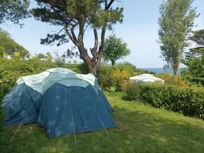 Paysage naturel près de la tente de luxe