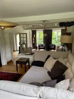 Coin salon dans l'établissement Villa chic à Plouigneau avec piscine privée