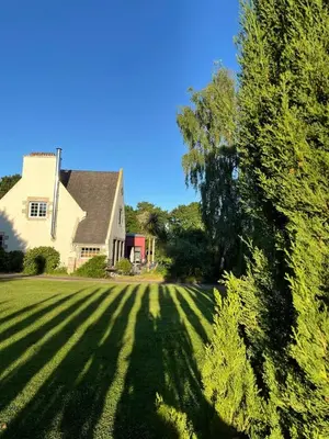 Jardin de l'établissement Villa chic à Plouigneau avec piscine privée