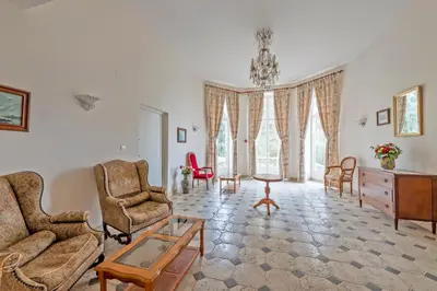 Coin salon dans l'établissement château de Locquéran Pierres et filets bleus