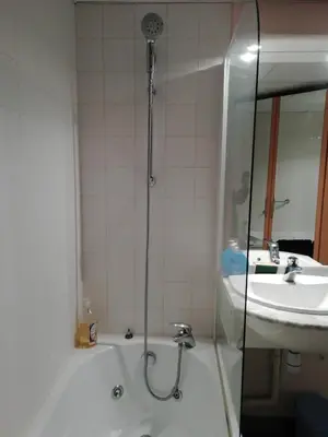 Salle de bains dans l'établissement château de Locquéran Pierres et filets bleus