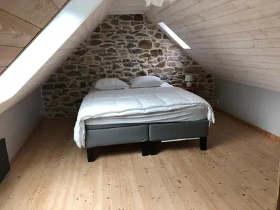 Un ou plusieurs lits dans un hébergement de l'établissement Charmante petite maison Rostiviec bord de mer