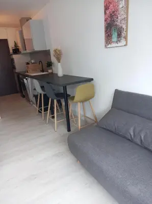 Cuisine ou kitchenette dans l'établissement Studio à 100m de la plage