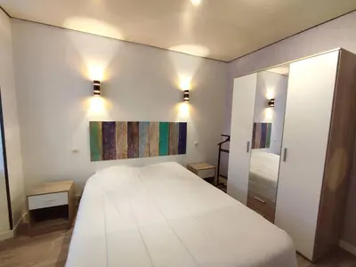 Un ou plusieurs lits dans un hébergement de l'établissement Appartement central à Trébeurden, 500m plage, proche commerces, 2 chambres, 3 salles d'eau - FR-1-368-308
