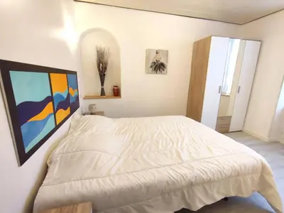 Un ou plusieurs lits dans un hébergement de l'établissement Appartement central à Trébeurden, 500m plage, proche commerces, 2 chambres, 3 salles d'eau - FR-1-368-308