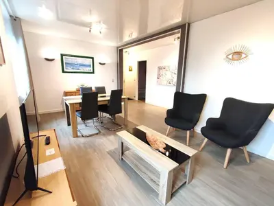 Coin salon dans l'établissement Appartement central à Trébeurden, 500m plage, proche commerces, 2 chambres, 3 salles d'eau - FR-1-368-308