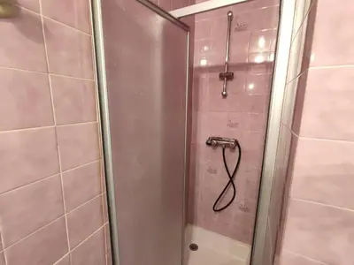 Salle de bains dans l'établissement Appartement central à Trébeurden, 500m plage, proche commerces, 2 chambres, 3 salles d'eau - FR-1-368-308