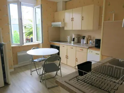 Cuisine ou kitchenette dans l'établissement Appartement central à Trébeurden, 500m plage, proche commerces, 2 chambres, 3 salles d'eau - FR-1-368-308