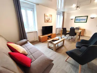 Télévision ou salle de divertissement dans l'établissement Appartement central à Trébeurden, 500m plage, proche commerces, 2 chambres, 3 salles d'eau - FR-1-368-308