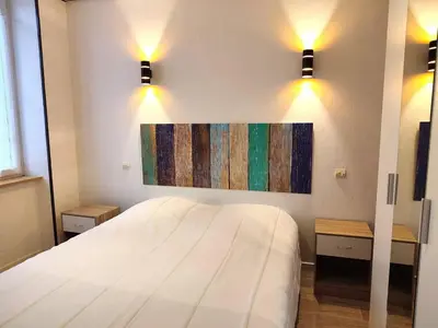 Un ou plusieurs lits dans un hébergement de l'établissement Appartement central à Trébeurden, 500m plage, proche commerces, 2 chambres, 3 salles d'eau - FR-1-368-308