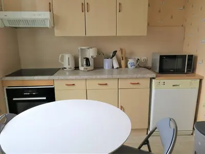 Cuisine ou kitchenette dans l'établissement Appartement central à Trébeurden, 500m plage, proche commerces, 2 chambres, 3 salles d'eau - FR-1-368-308