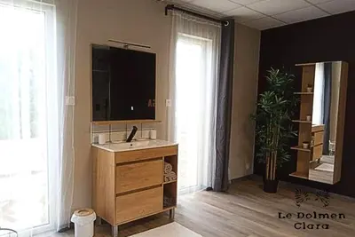 Télévision ou salle de divertissement dans l'établissement La Casa du Dolmen Clara, balnéo privée, entre terre et mer