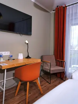 Télévision ou salle de divertissement dans l'établissement The Originals Boutique, Hôtel Spa Le Triton, Roscoff