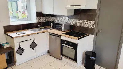 Cuisine ou kitchenette dans l'établissement KerElo Le Ptit St Roch, maisonnette cosy, mer 5km, Ploudalmezeau