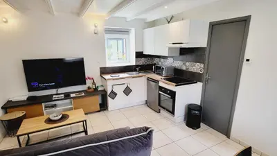 Cuisine ou kitchenette dans l'établissement KerElo Le Ptit St Roch, maisonnette cosy, mer 5km, Ploudalmezeau