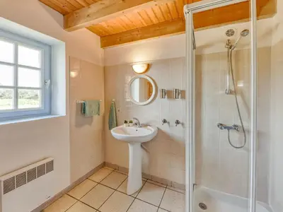 Salle de bains dans l'établissement Holiday Home Ker Kébec by Interhome