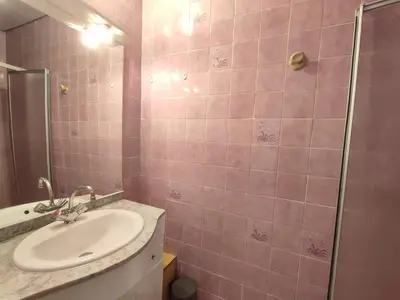 Salle de bains dans l'établissement Appartement au centre de TREBEURDEN et à 500m de la plage - Ref 665