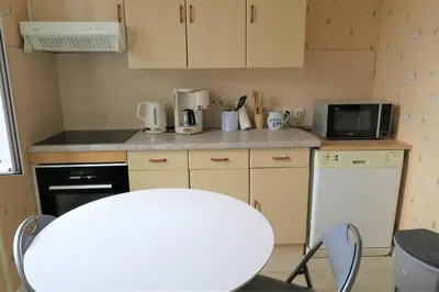 Cuisine ou kitchenette dans l'établissement Appartement au centre de TREBEURDEN et à 500m de la plage - Ref 665