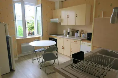 Cuisine ou kitchenette dans l'établissement Appartement au centre de TREBEURDEN et à 500m de la plage - Ref 665