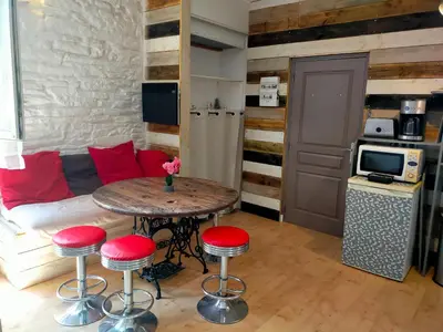Cuisine ou kitchenette dans l'établissement Au bord de l'eau à ConcarnOLoc