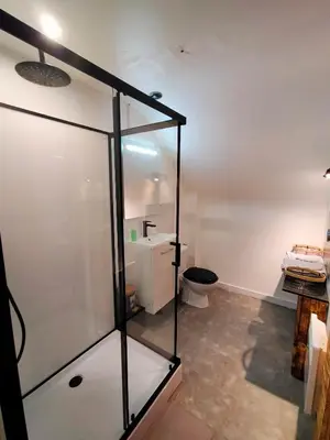 Salle de bains dans l'établissement ConcarnOLoc