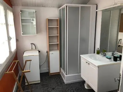 Cuisine ou kitchenette dans l'établissement Maisonnette à 100 m de la plage