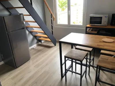 Cuisine ou kitchenette dans l'établissement Maisonnette à 100 m de la plage
