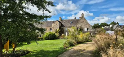 Jardin de l'établissement Gîte de charme au Manoir du Plessis-Quinquis