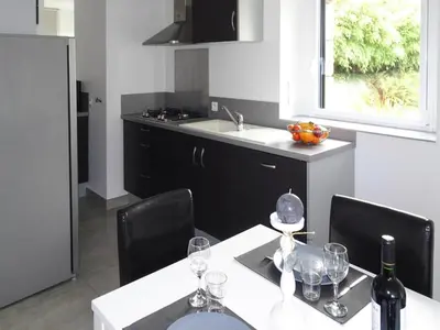 Cuisine ou kitchenette dans l'établissement Stone House in Brittany near Sandy Beaches