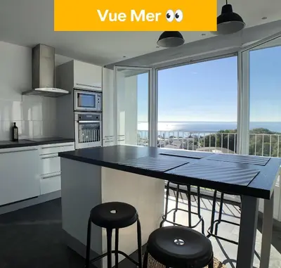 Cuisine ou kitchenette dans l'établissement Superbe appartement avec une vue mer panoramique
