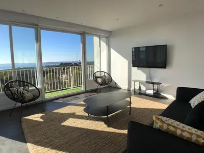 Télévision ou salle de divertissement dans l'établissement Superbe appartement avec une vue mer panoramique