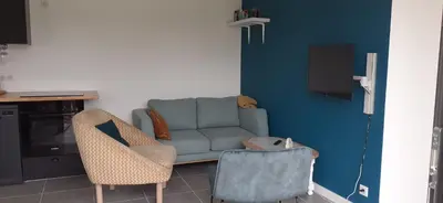 Coin salon dans l'établissement Petite maison plain-pied, proche des plages