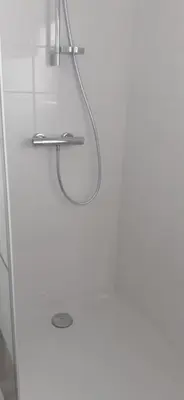 Salle de bains dans l'établissement Petite maison plain-pied, proche des plages